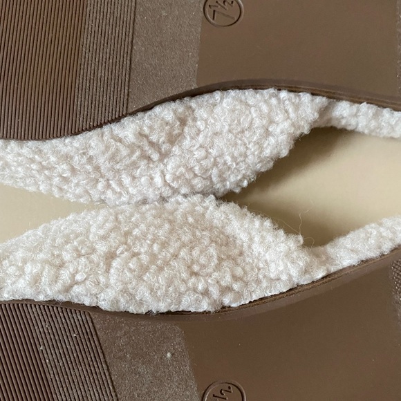New in box Sherpa fuzzy slip on flats size 7.5 universal thread - Picture 5 of 7